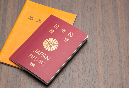 品物と書類の送付準備をする